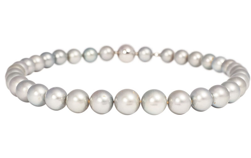A Tahitipearl necklace by Schoeffel