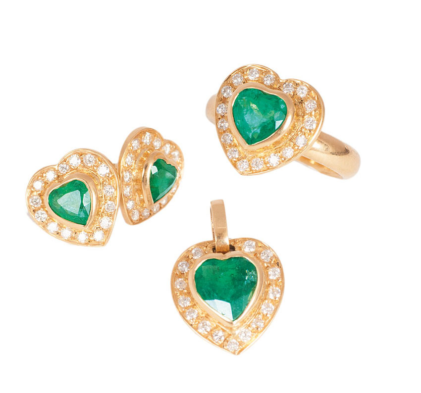 A hearshaped emerald diamond set with ring, pendant and a pair of earstuds