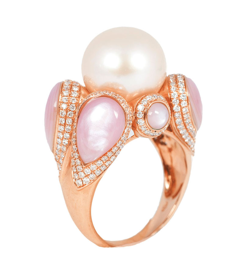 A fine Southsea pearl diamond  ring with rosé mother-of-pearl