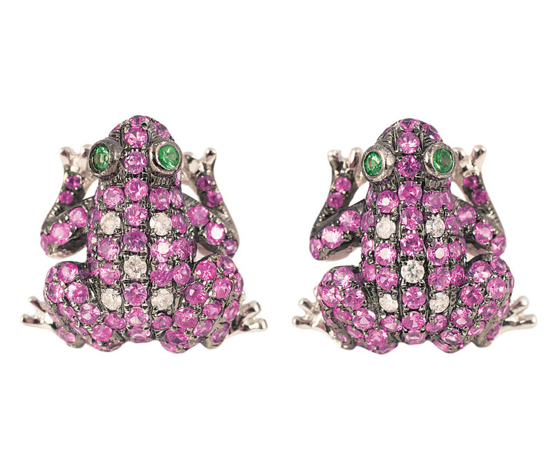 A pair of pink sapphire earstuds 'Frog'