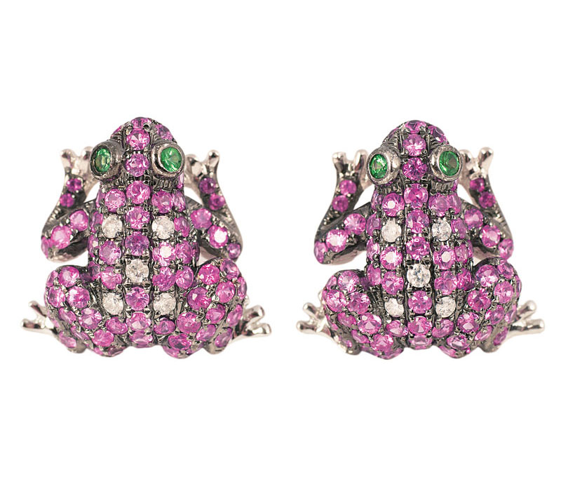 A pair of pink sapphire earstuds 'Frog' A pair of pink sapphire earstuds 'Frog'