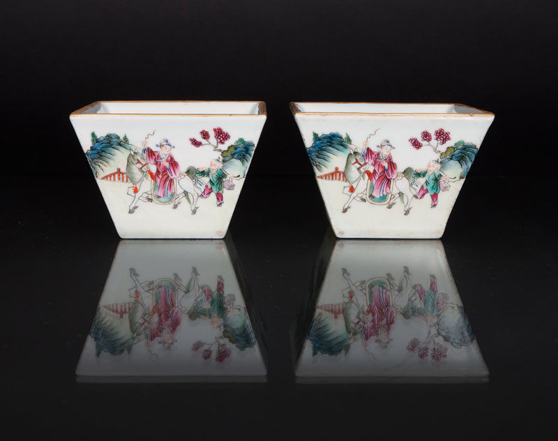A pair of fine famille-rose square-cut bowls