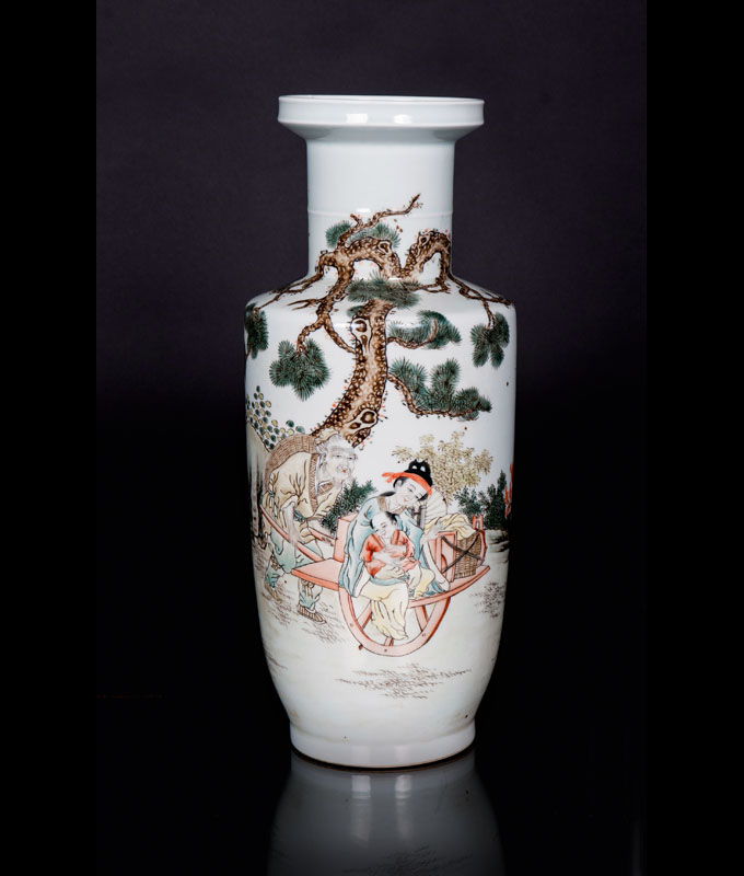 Rouleau-Vase mit figürlicher Szene