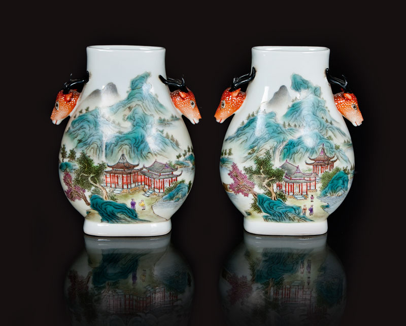 Paar Vasen mit Rehkopf-Handhaben