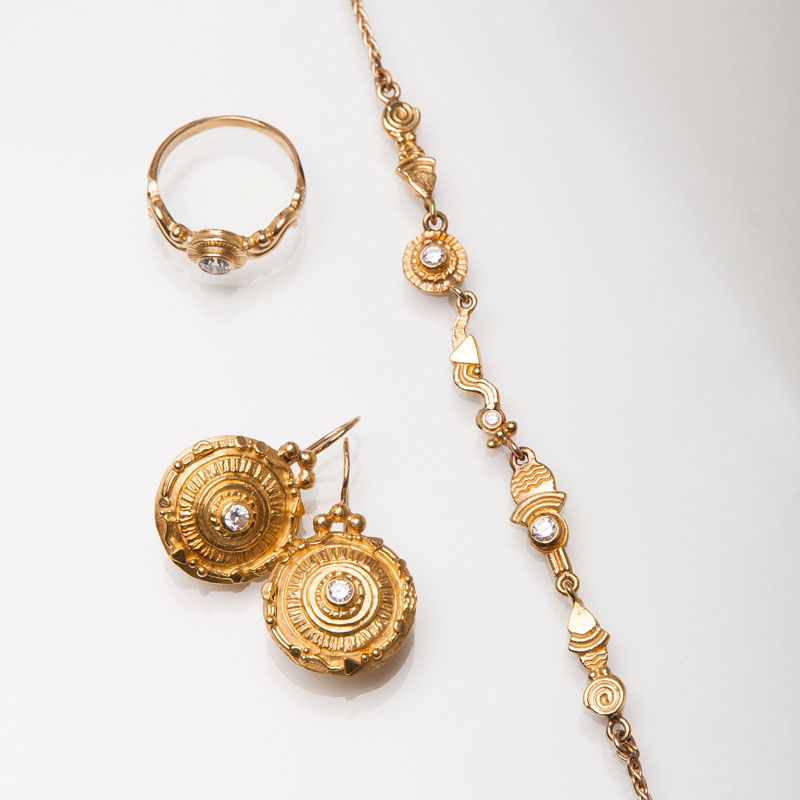 A golden jewellery set with diamonds in antique style