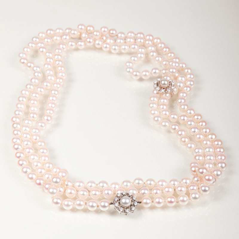 A very long pearl sautoir with diamonds A very long pearl sautoir with diamonds