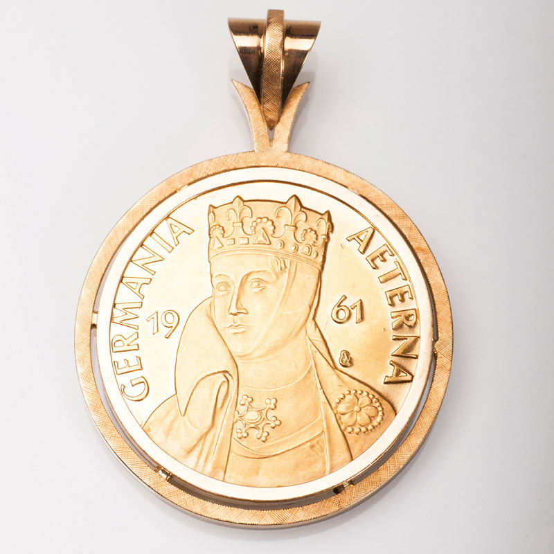 A gold pendant 'Commemorative Coin Uta von Naumburg'