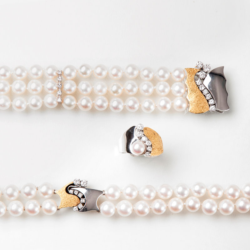 A pearl and diamond jewellery set with ring, bracelet and necklace