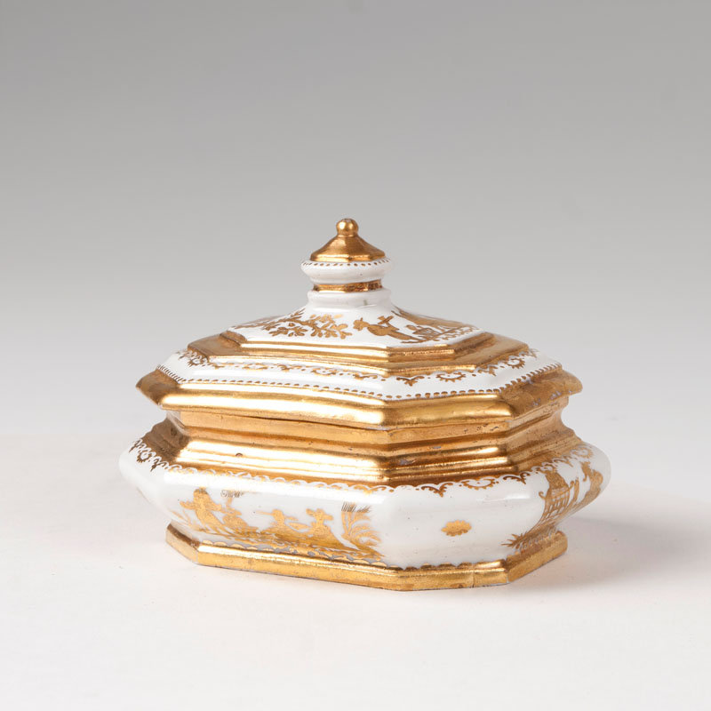 Seltene Böttger-Zuckerdose mit Augsburger 'Goldchinesen' Seltene Böttger-Zuckerdose mit Augsburger 'Goldchinesen'