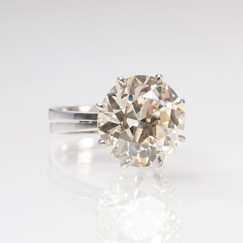 Außergewöhnlicher Solitär-Ring mit hochkarätigem Fancy-Altschliffdiamant