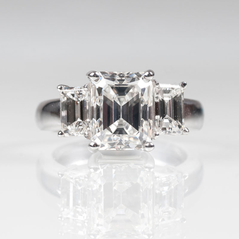 A very fine, elegant diamond ring