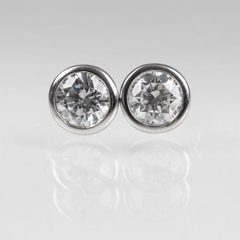 A pair of fine solitaire earstuds