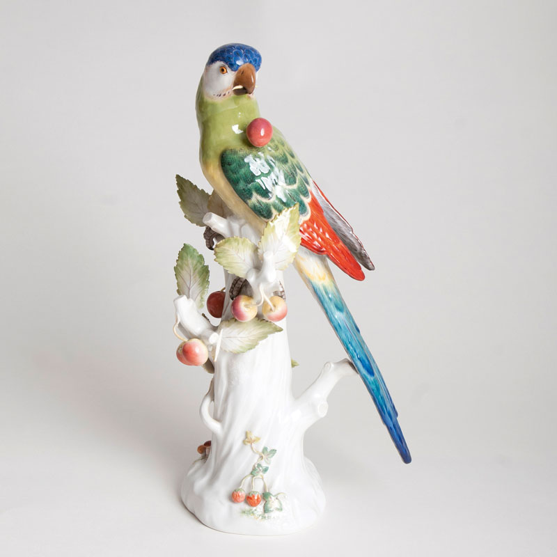 Porzellanfigur 'Papagei mit Kirschen' Porzellanfigur 'Papagei mit Kirschen'