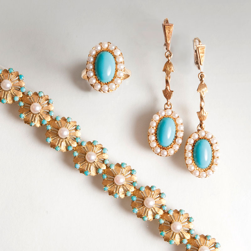 A turquoise pearl jewelry set