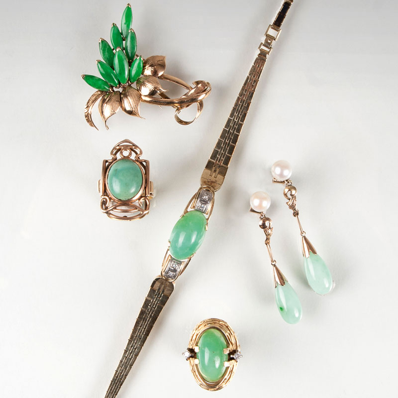 A chrysoprase jewelry set A chrysoprase jewelry set