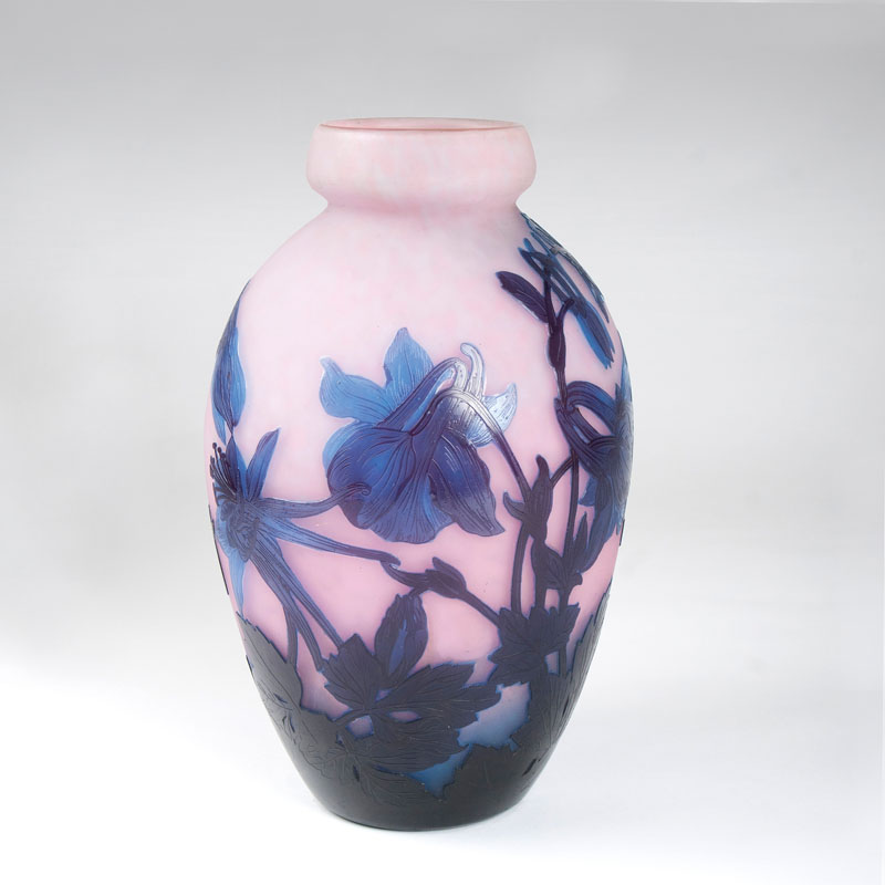 A Vase 'Ancolies en verre marmoréen satiné'