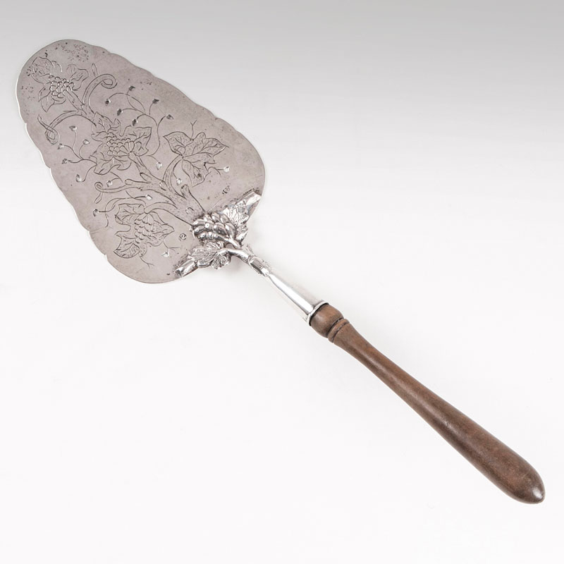 A classicistic fish spatula