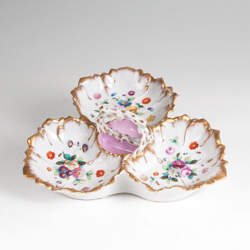 A leaf-shaped cabaret bowl with flower painting