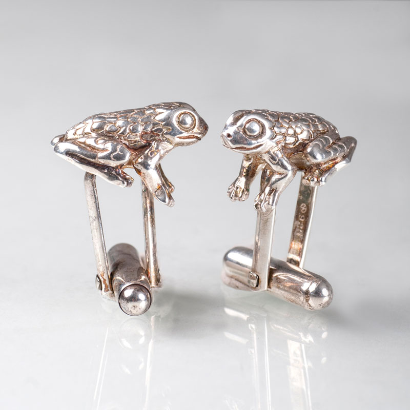 A pair of english silver cufflinks 'Frog'