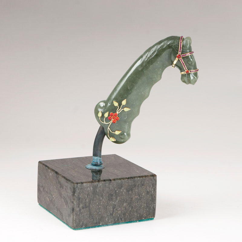 Jade-Dolchgriff mit Edelstein-Applikationen im Moghul-Stil