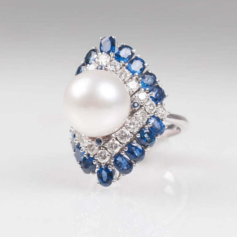 A sapphire diamond cocktailring with Southsea cultured pearl