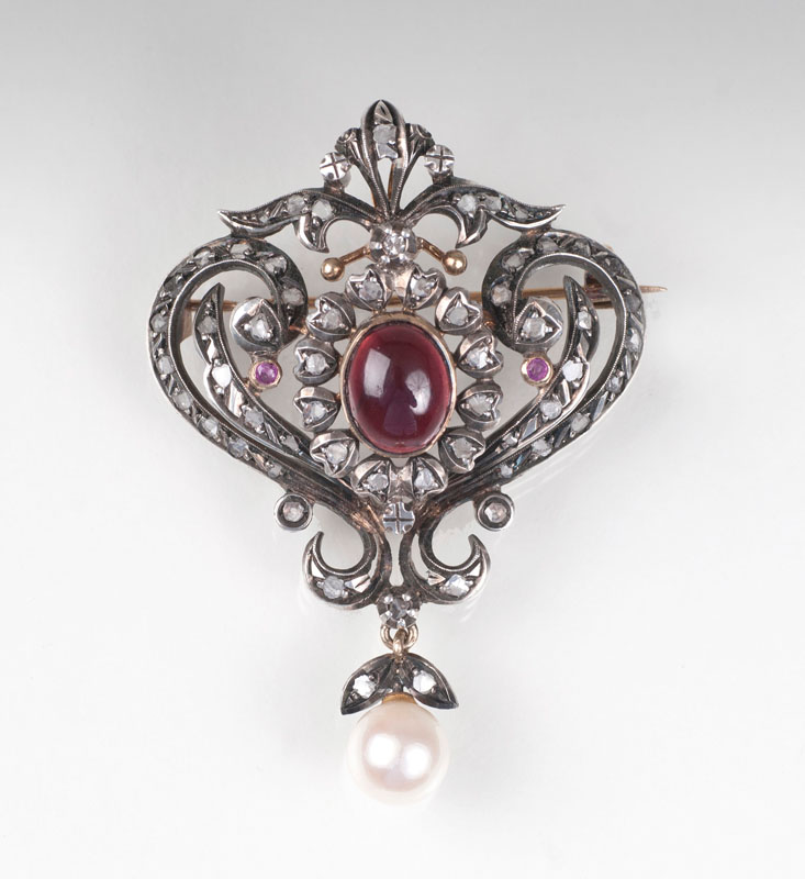 A garnet diamond brooch