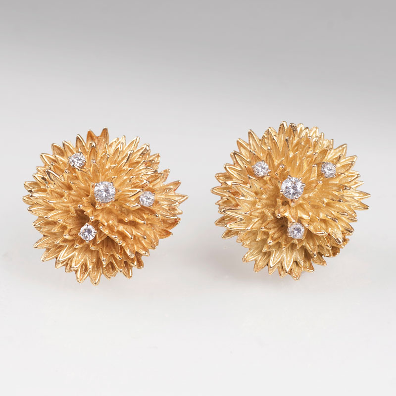 A pair of flower shaped Vintage golden earstuds with diamonds