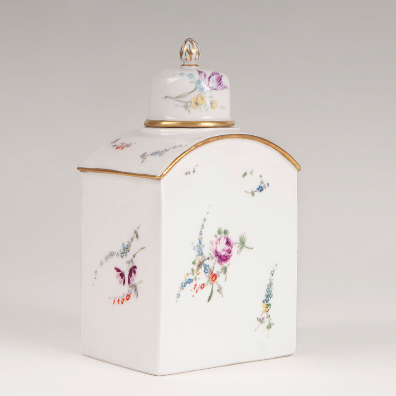 A tea caddy with fine flower painting