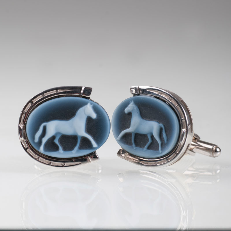A pair of cufflinks with cameo 'Horses'