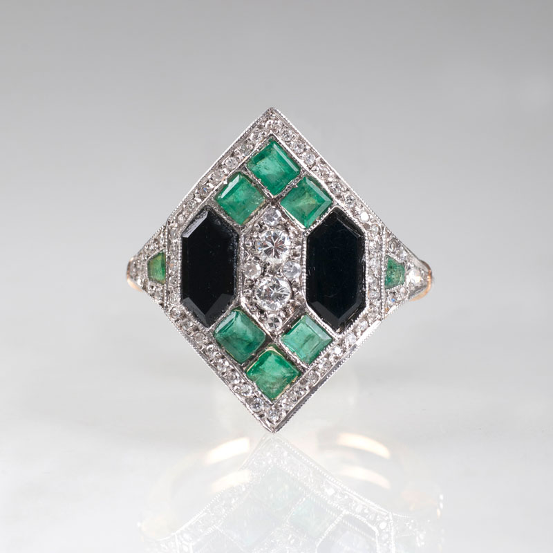 An Art Déco ring with emeralds, diamonds and onyx