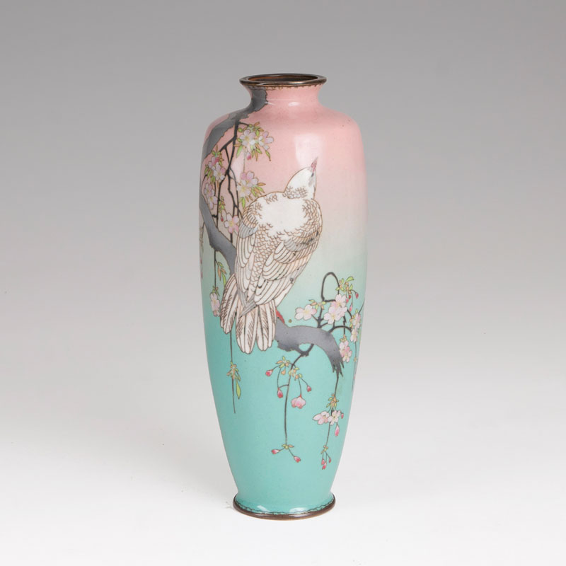 Exzellente Cloisonné-Vase mit 'Japanischem Möwchen'