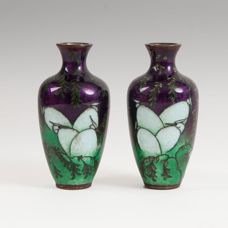 Kleines Paar Cloisonné-Vasen mit exzellentem Transluzidemail-Dekor