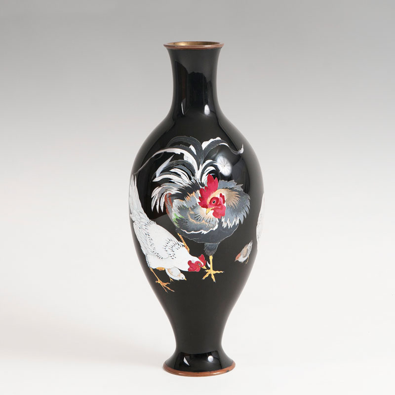 Exzellente Cloisonné-Balustervase mit feinem Dekor 'Hahn und Hühner'