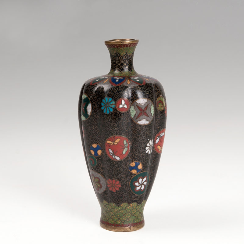Kleine Cloisonné-Vase mit stilisiertem Blütendekor