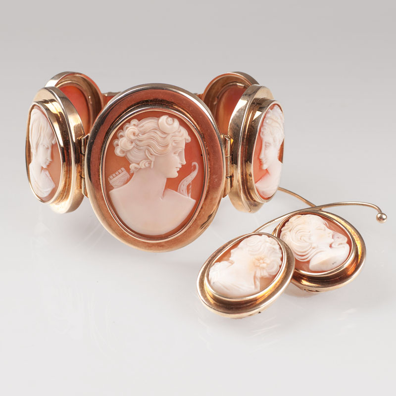 A cameo jewellery set with earpendants and bracelet