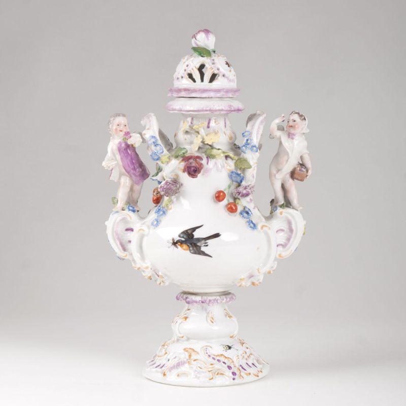 Potpourri-Vase mit verkleideten Amoretten