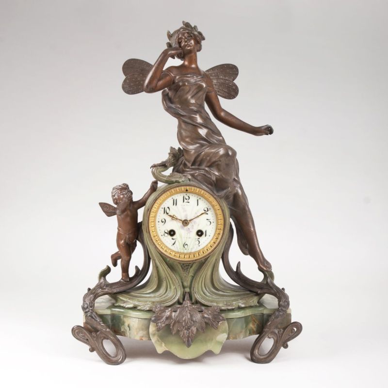 An Art Nouveau Mantelclock with sculptural finial