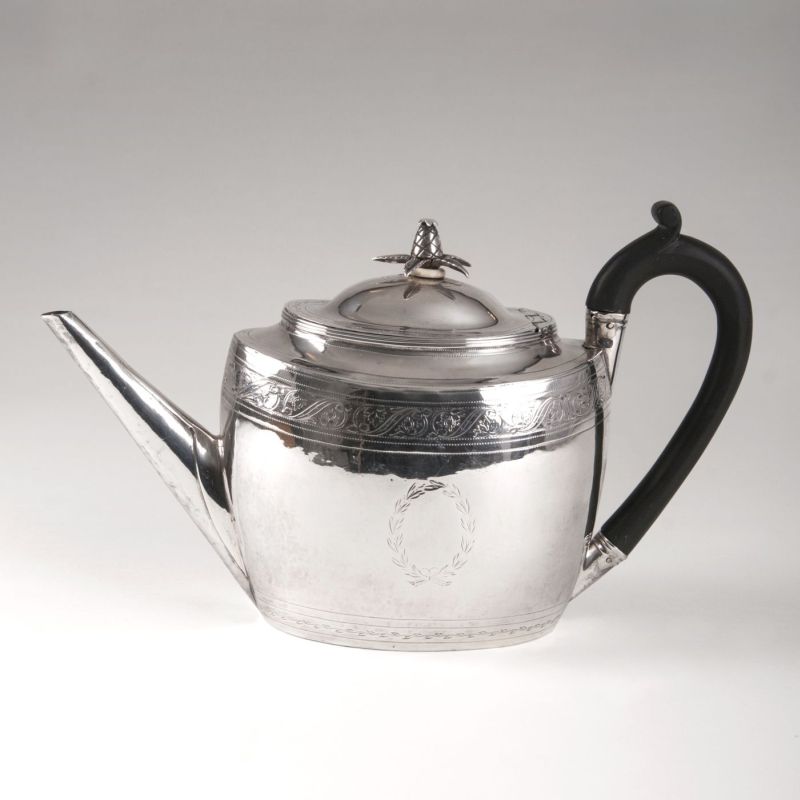 A georgian teapot with pineapple-knob