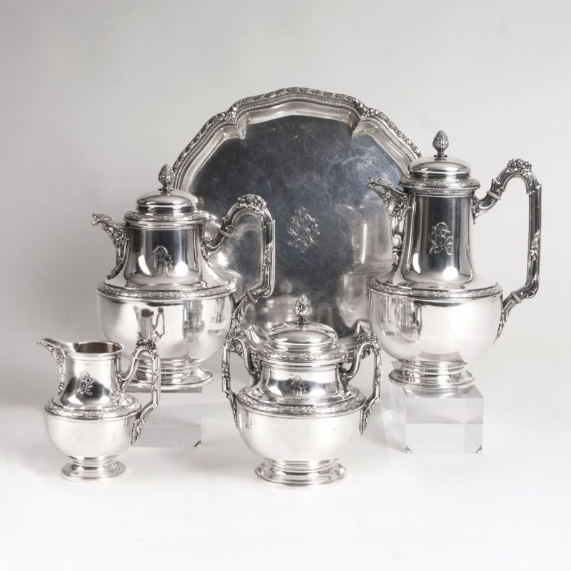 A large tea- and coffee set