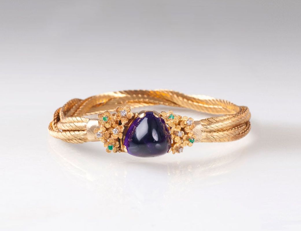 Vintage Gold-Armband mit Amethyst-Cabochon und Smaragd-Brillant-Blüten Vintage Gold-Armband mit Amethyst-Cabochon und Smaragd-Brillant-Blüten