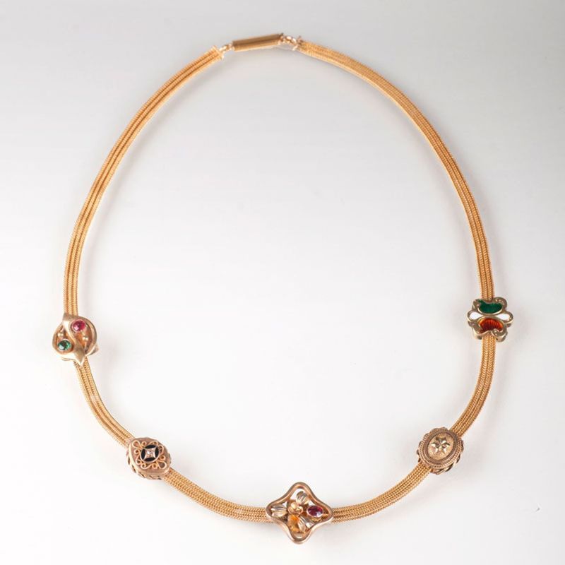 A golden necklace with medaillons