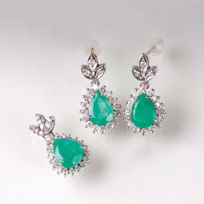 A pair of emerald diamond earrings with pendant