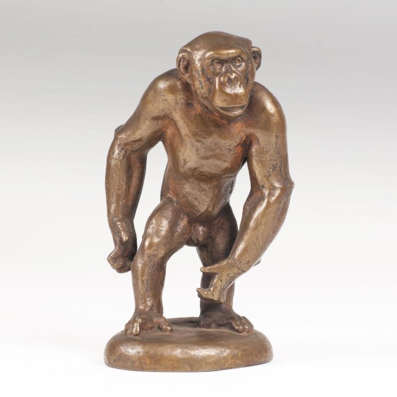 Kleine Bronze-Tierplastik 'Stehender Gorilla'