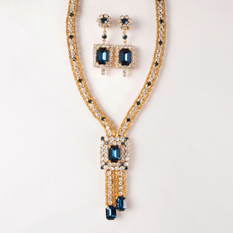 A splendid Vintage costume jewellery with necklace and earrings