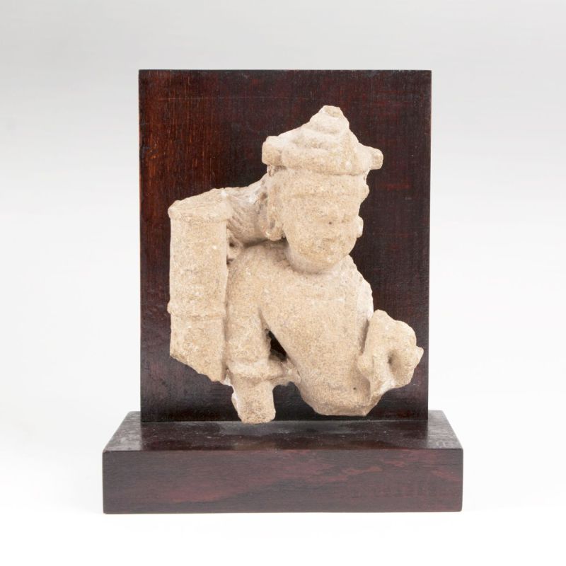 Sandstein-Skulptur einer Gottheit