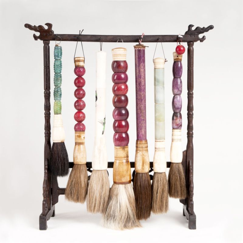 A brushholder with 7 various brushes