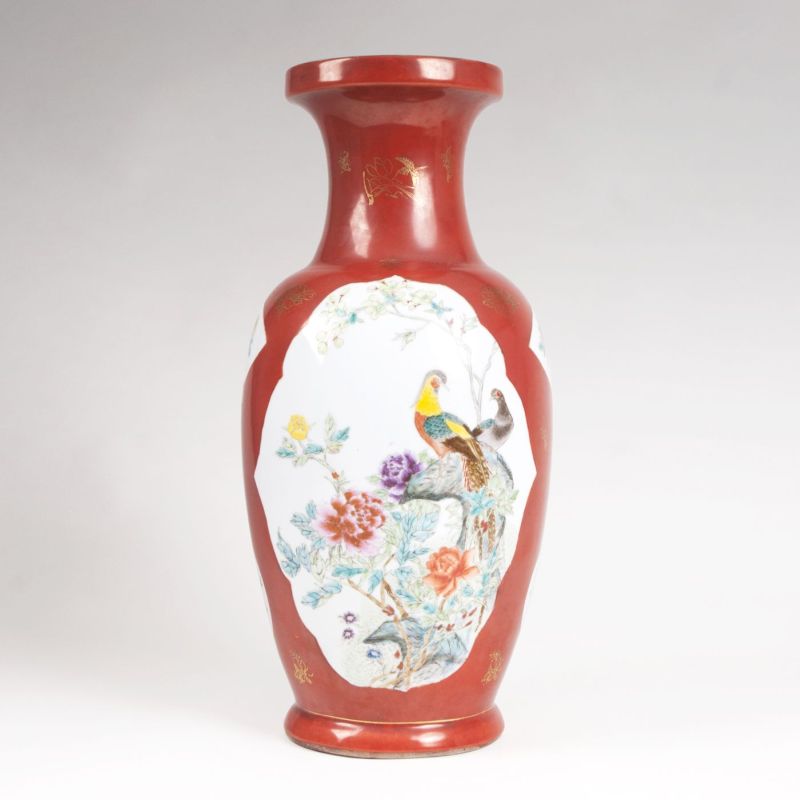 Balusterförmige Vase mit korallenrotem Fond und Emaillebemalung