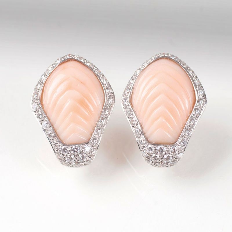 Paar Engelshautkorallen-Brillant-Ohrringe von Juwelier Wilm