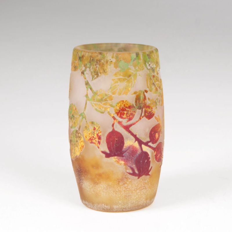 Farbenfrohe Jugendstil-Miniaturvase mit Hagebutten