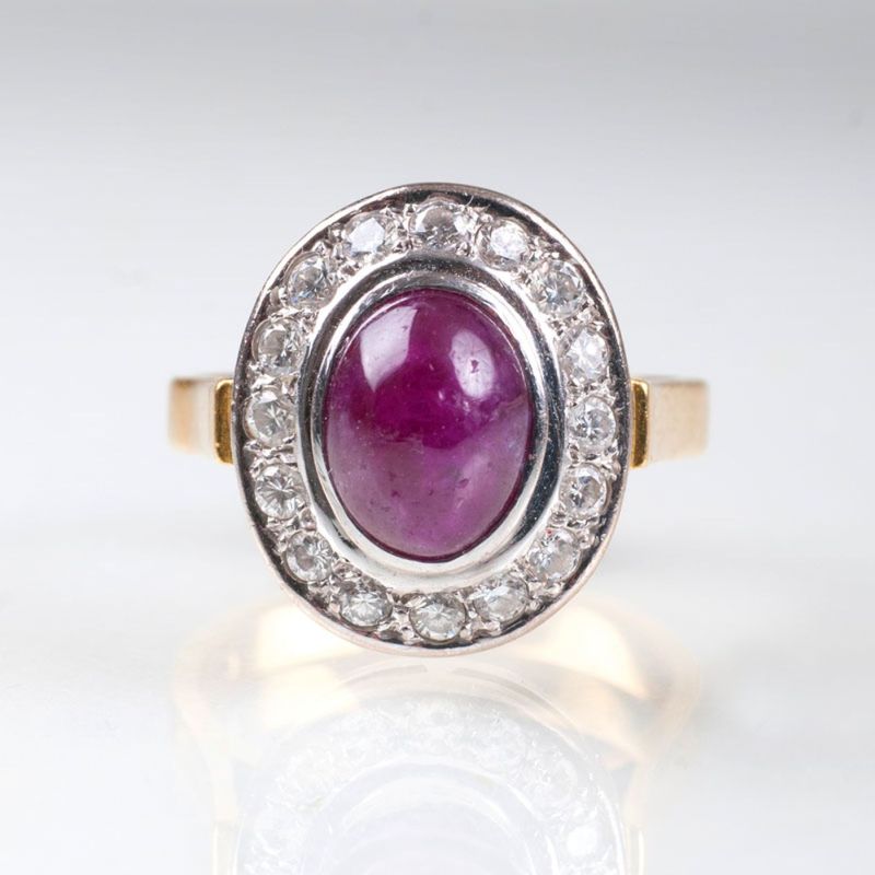 Rubin-Cabochon-Ring mit Brillantbesatz